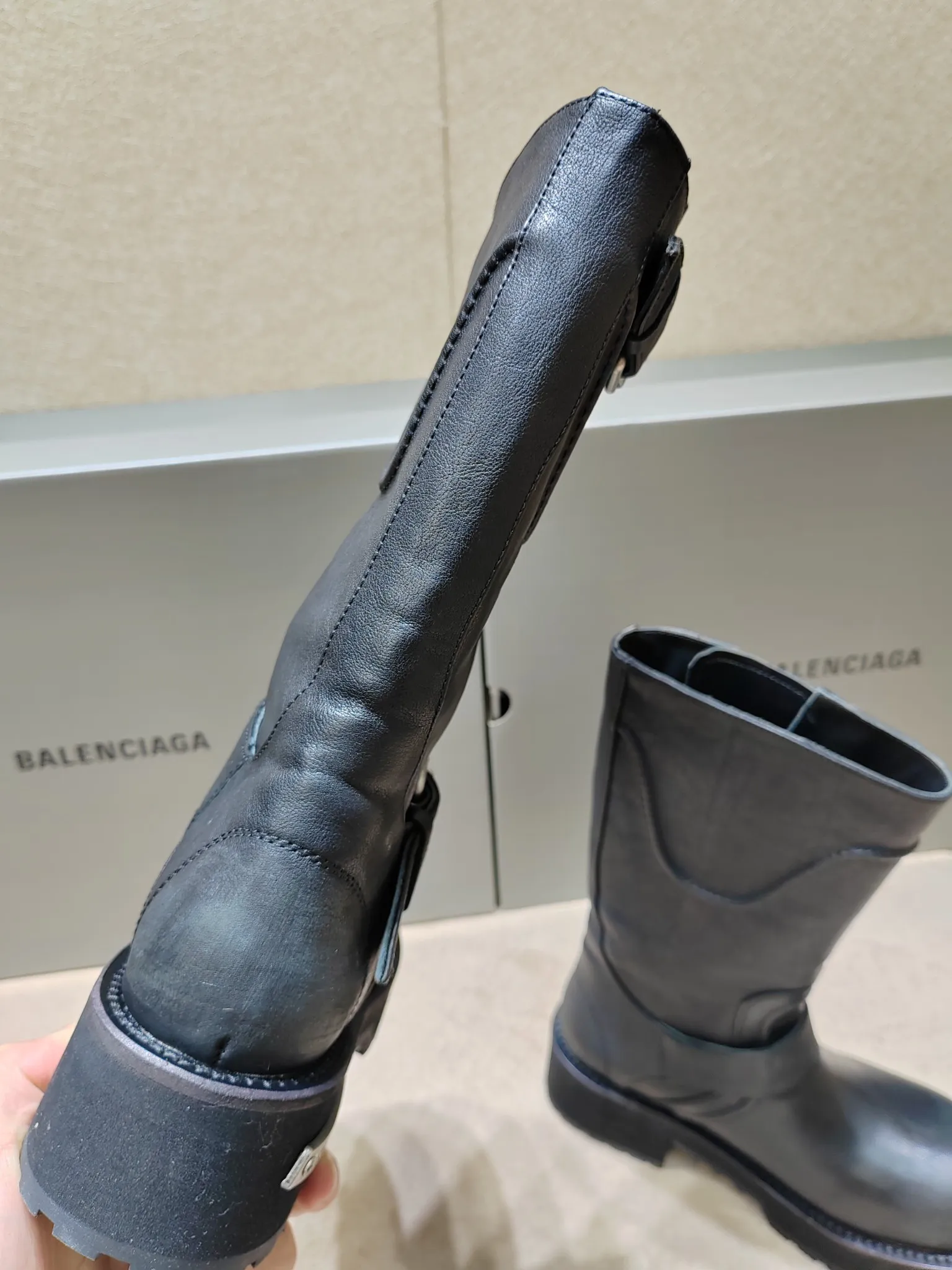 👟👟Ex-factory price 1020👟👟 Balenciaga Balenciaga 25FWVenom Couple Style High Boots Mid-calf boots Please look for the high version. This design is unique with straps and belt elements as highlights. Not only can the boots be firmly attached to the foot, but the tightness can also be adjusted at will. In terms of details, the brand's iconic distressed hardware is used throughout. Cleverly creating a retro wear effect, highlighting individual attitude and matching with thick toothed rubber soles, it not only ensures wearing comfort, but also strengthens the overall sense of fashion and recognition. Venom high boots are undoubtedly a fashion item not to be missed this season. They will add unique charm to fashion lovers' outfits and lead a new round of fashion. Boot height is 270mm. The upper layer of cowhide is distressed. The lining is water-dyed cowhide. Outsole height is 5CM. Original open-molded leather welt combination outsole. Size: 35-40 (custom-made size 40 cannot be returned or exchanged)
